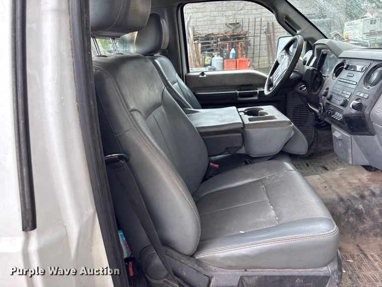 image for item DY8205 2013 Ford F250 Super Duty flatbed pickup truck