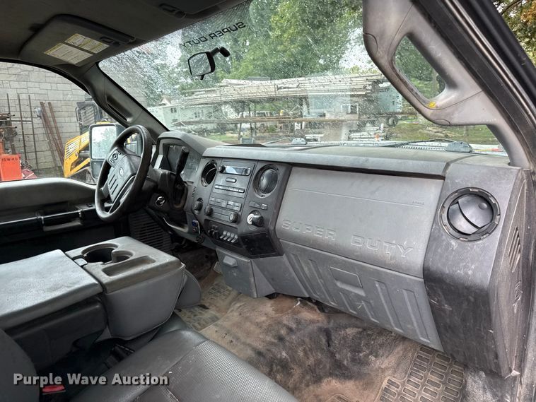 image for item DY8205 2013 Ford F250 Super Duty flatbed pickup truck