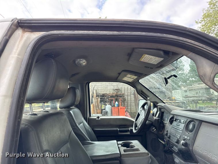 image for item DY8205 2013 Ford F250 Super Duty flatbed pickup truck