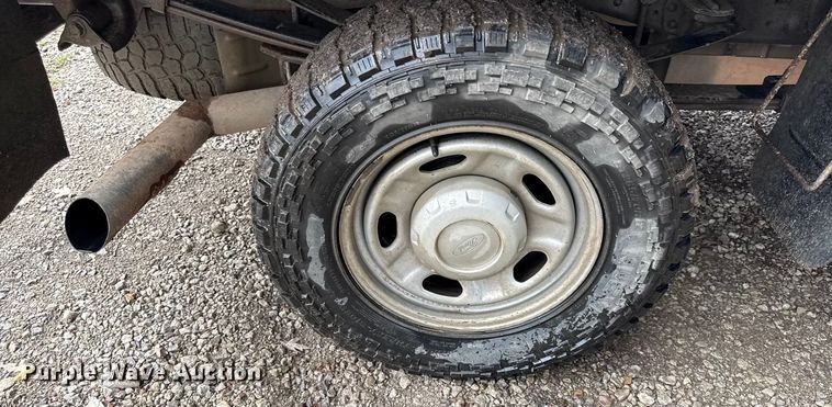 image for item DY8205 2013 Ford F250 Super Duty flatbed pickup truck