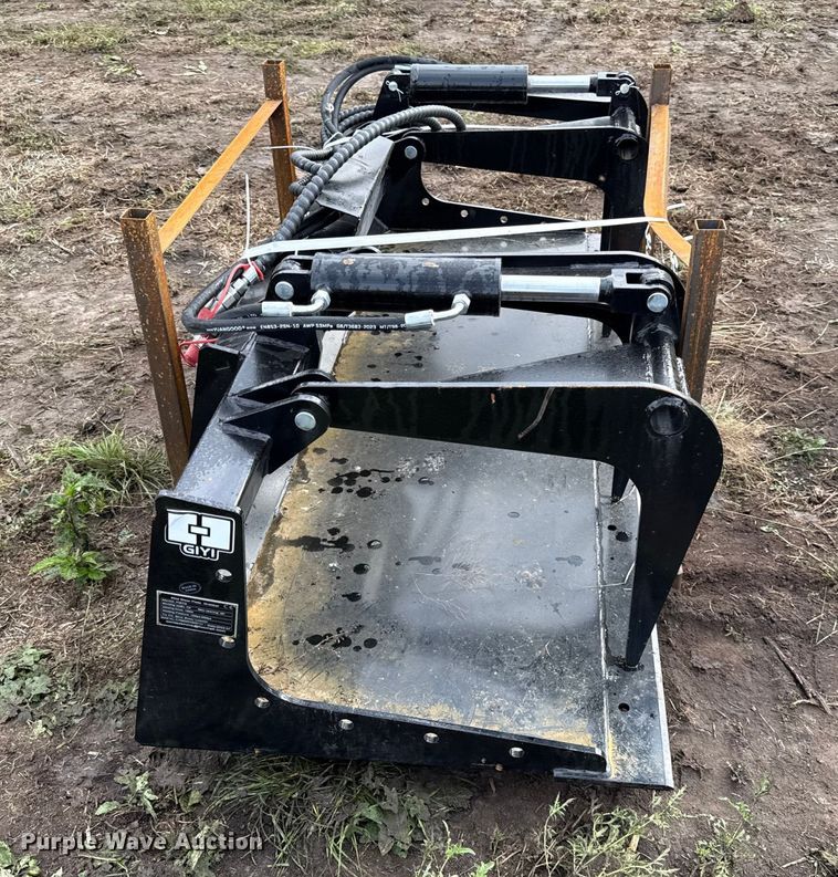 image for item DY8272 2025 GIYI PG72 skid steer grapple bucket