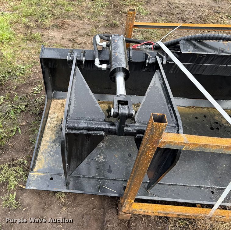 image for item DY8272 2025 GIYI PG72 skid steer grapple bucket