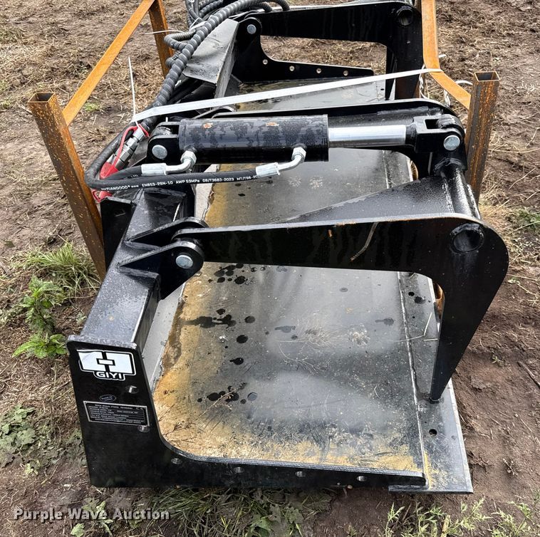 image for item DY8272 2025 GIYI PG72 skid steer grapple bucket