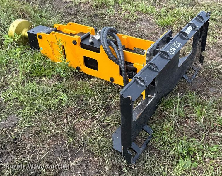 image for item DY8277 2025 GIYI D680 skid steer post driver