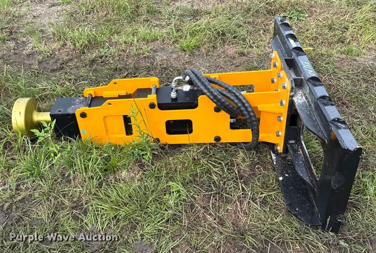 image for item DY8277 2025 GIYI D680 skid steer post driver