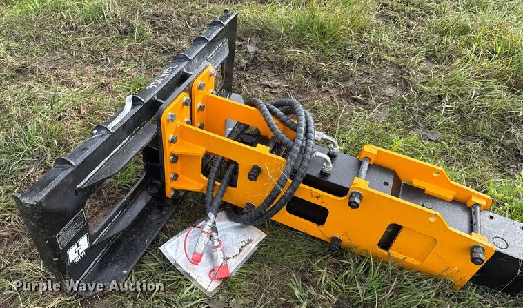 image for item DY8277 2025 GIYI D680 skid steer post driver