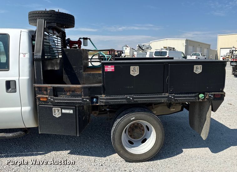 image for item DY8292 2014 Ford F550 Super Duty Crew Cab flatbed truck