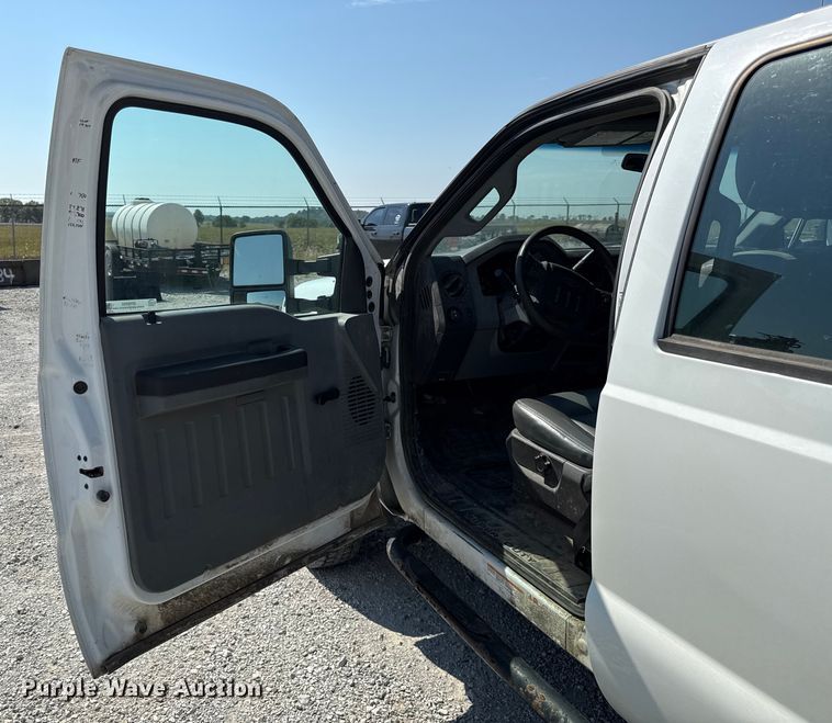 image for item DY8292 2014 Ford F550 Super Duty Crew Cab flatbed truck