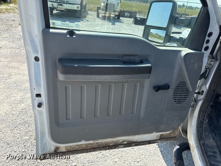 image for item DY8292 2014 Ford F550 Super Duty Crew Cab flatbed truck