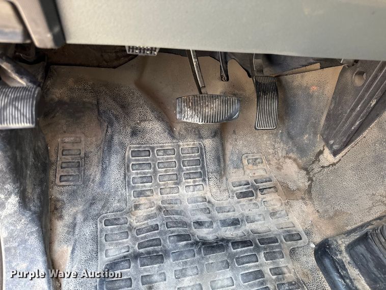 image for item DY8292 2014 Ford F550 Super Duty Crew Cab flatbed truck