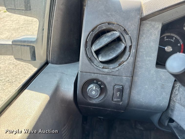 image for item DY8292 2014 Ford F550 Super Duty Crew Cab flatbed truck