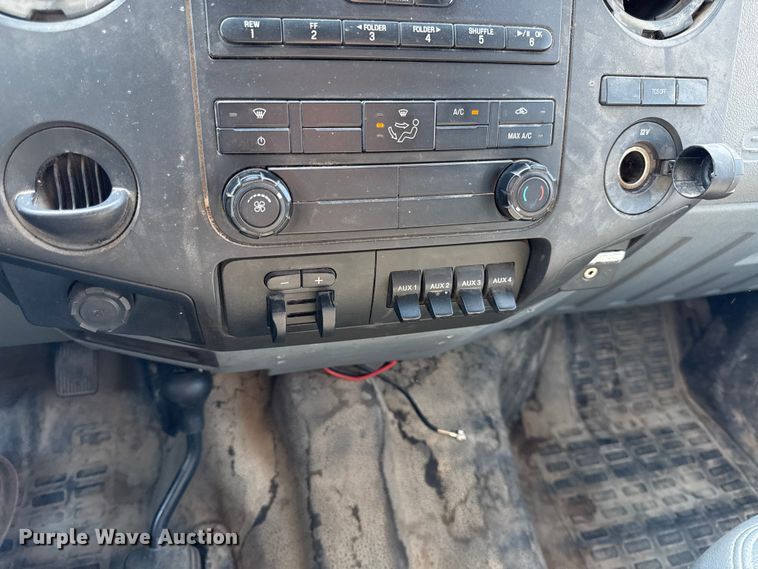 image for item DY8292 2014 Ford F550 Super Duty Crew Cab flatbed truck