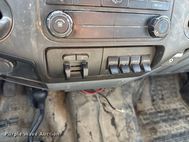 image for item DY8292 2014 Ford F550 Super Duty Crew Cab flatbed truck