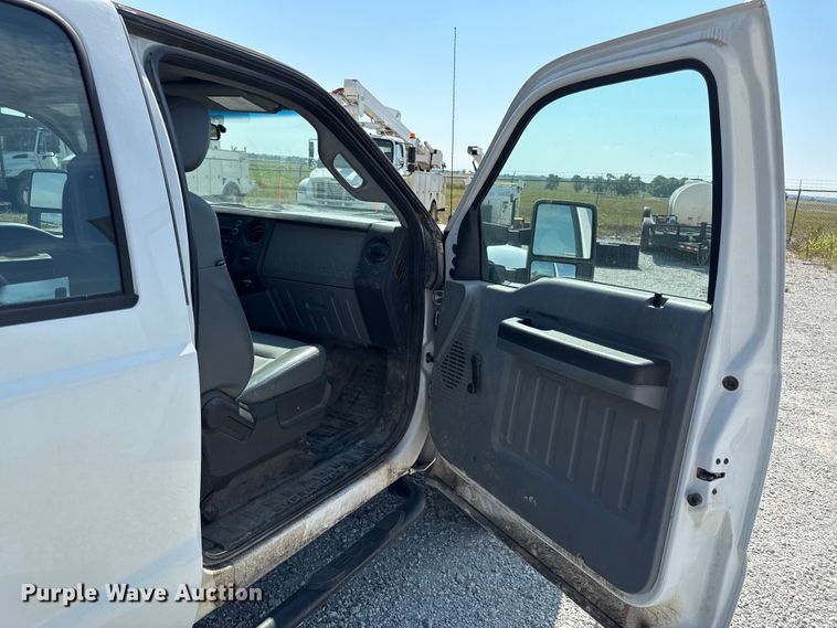 image for item DY8292 2014 Ford F550 Super Duty Crew Cab flatbed truck