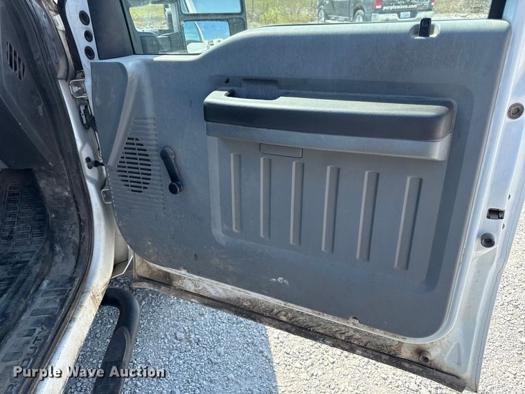 image for item DY8292 2014 Ford F550 Super Duty Crew Cab flatbed truck