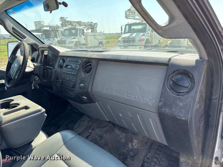 image for item DY8292 2014 Ford F550 Super Duty Crew Cab flatbed truck