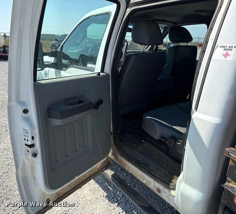 image for item DY8292 2014 Ford F550 Super Duty Crew Cab flatbed truck