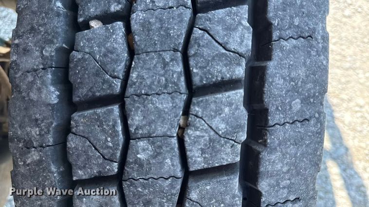 image for item DY8292 2014 Ford F550 Super Duty Crew Cab flatbed truck