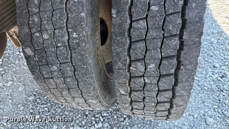 image for item DY8292 2014 Ford F550 Super Duty Crew Cab flatbed truck