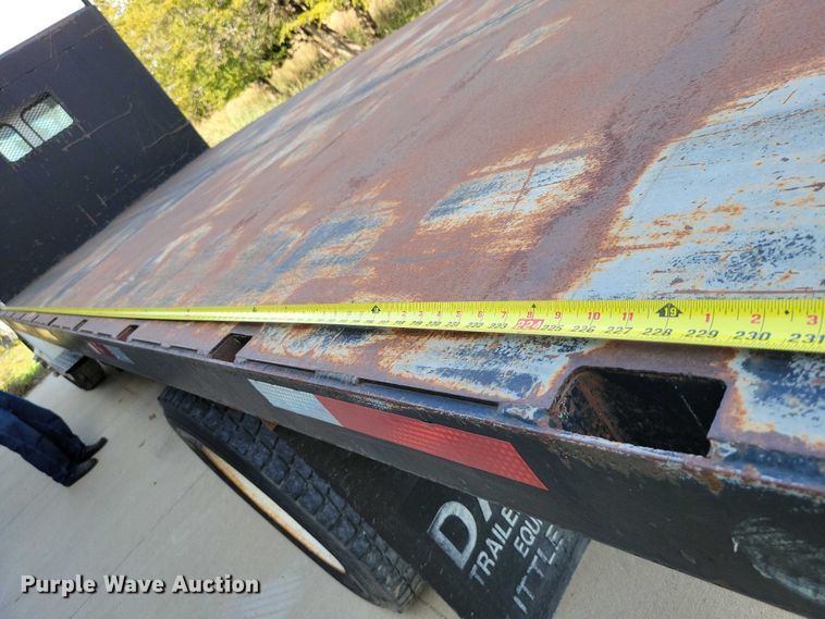 image for item DZ6705 2002 Freightliner flatbed truck