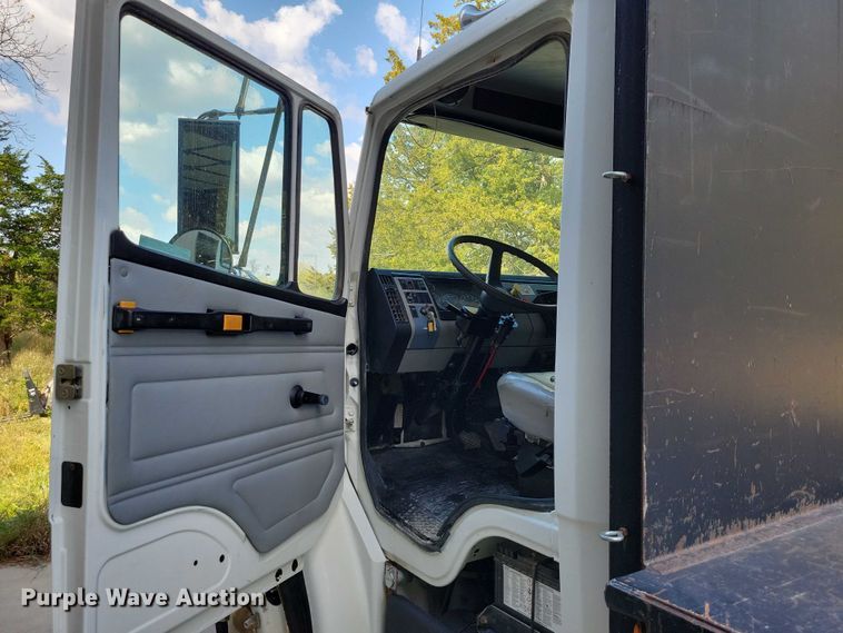 image for item DZ6705 2002 Freightliner flatbed truck