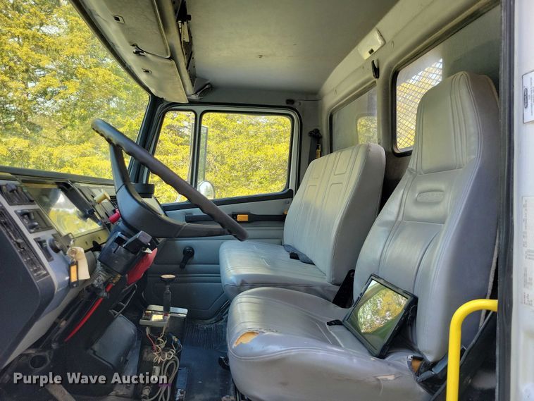 image for item DZ6705 2002 Freightliner flatbed truck