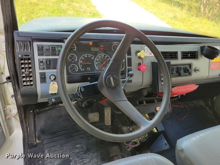 image for item DZ6705 2002 Freightliner flatbed truck