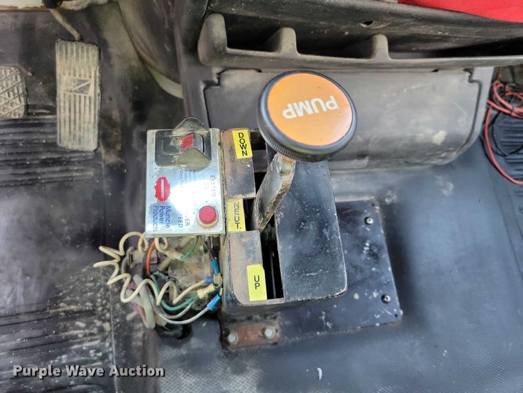 image for item DZ6705 2002 Freightliner flatbed truck