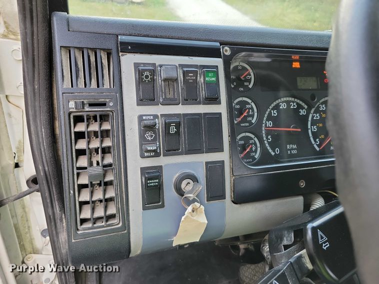 image for item DZ6705 2002 Freightliner flatbed truck