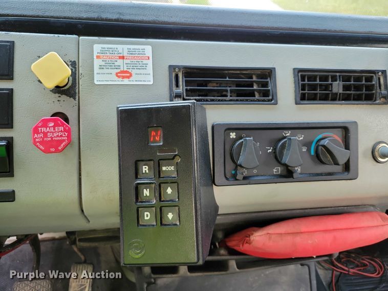 image for item DZ6705 2002 Freightliner flatbed truck