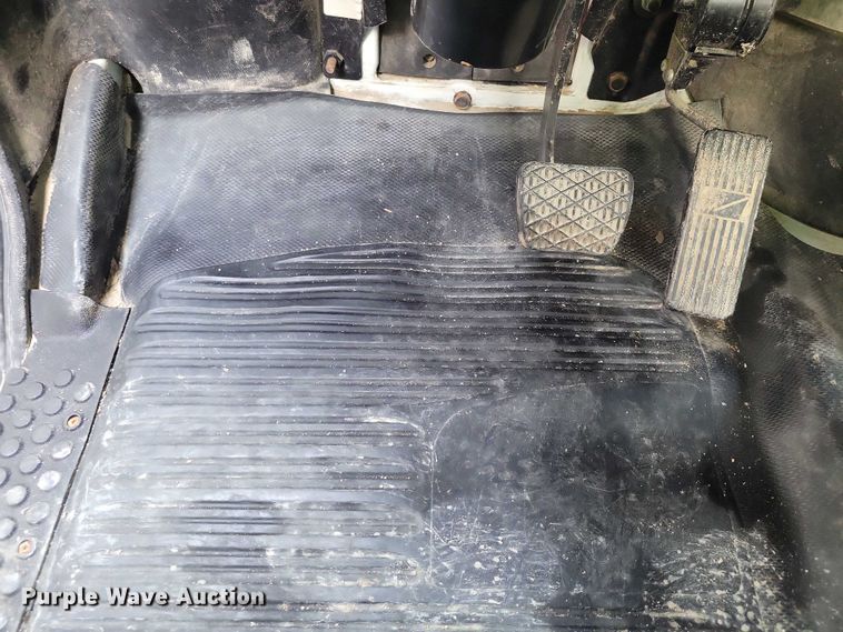 image for item DZ6705 2002 Freightliner flatbed truck