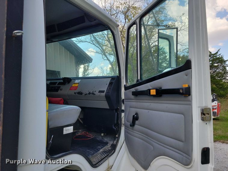 image for item DZ6705 2002 Freightliner flatbed truck