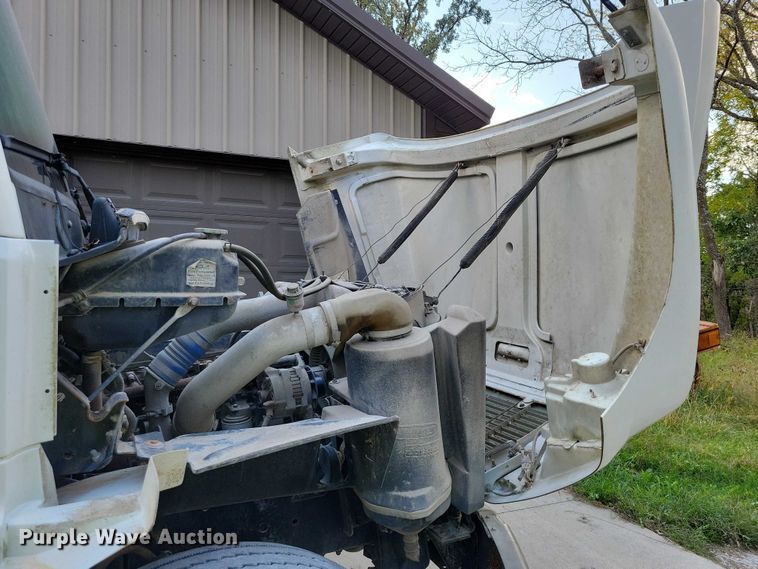 image for item DZ6705 2002 Freightliner flatbed truck