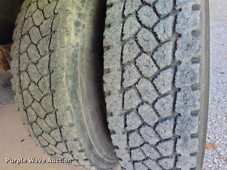 image for item DZ6705 2002 Freightliner flatbed truck