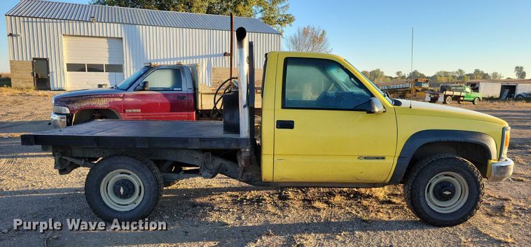 image for item DZ6749 2000 Chevrolet K3500 flatbed pickup truck