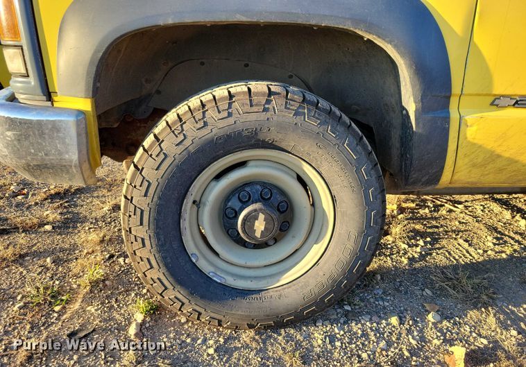 image for item DZ6749 2000 Chevrolet K3500 flatbed pickup truck