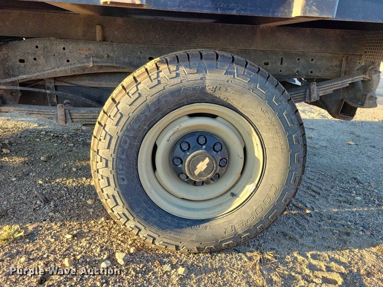 image for item DZ6749 2000 Chevrolet K3500 flatbed pickup truck