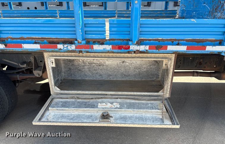 image for item EA7587 2016 Ford F450 Super Duty flatbed truck