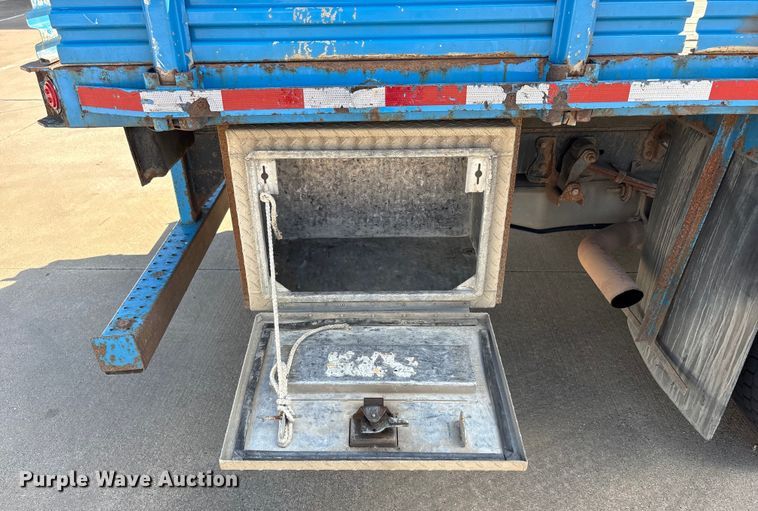 image for item EA7587 2016 Ford F450 Super Duty flatbed truck