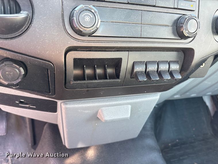 image for item EA7587 2016 Ford F450 Super Duty flatbed truck