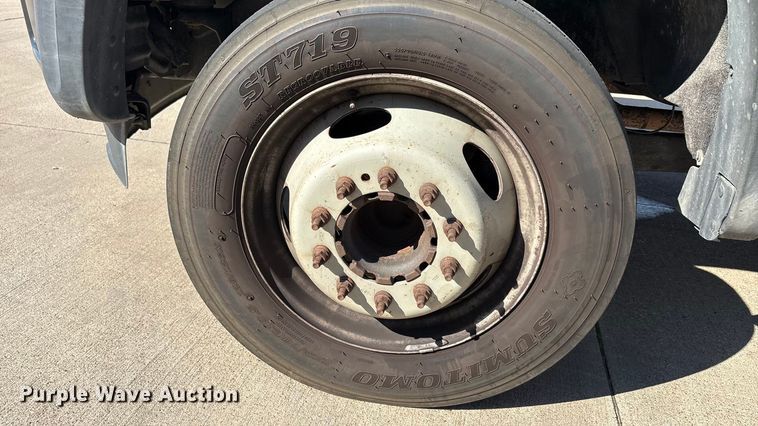 image for item EA7587 2016 Ford F450 Super Duty flatbed truck