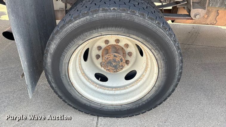 image for item EA7587 2016 Ford F450 Super Duty flatbed truck