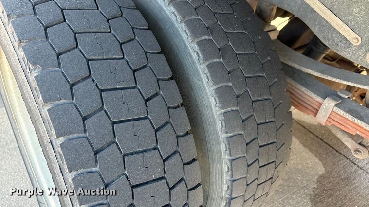 image for item EA7587 2016 Ford F450 Super Duty flatbed truck