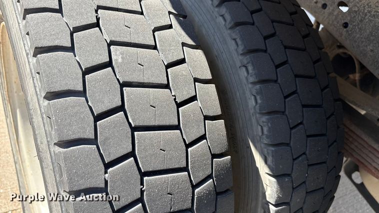 image for item EA7587 2016 Ford F450 Super Duty flatbed truck