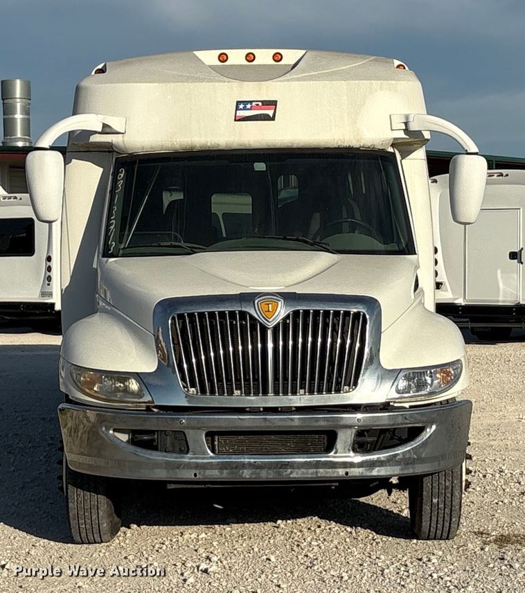 image for item EA7589 2013 Starcraft shuttle bus