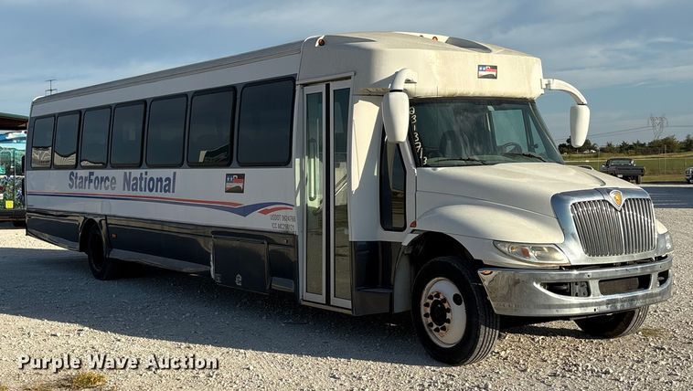 image for item EA7589 2013 Starcraft shuttle bus