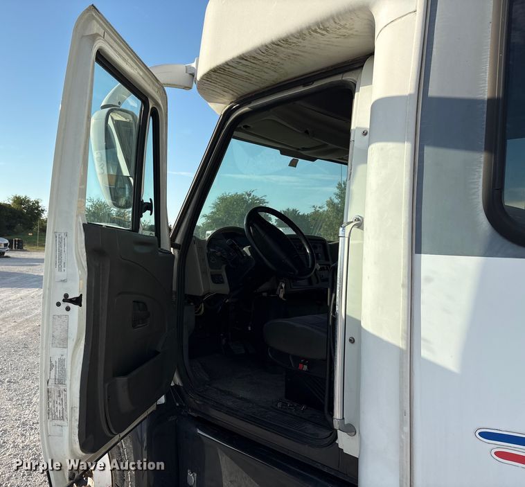 image for item EA7589 2013 Starcraft shuttle bus