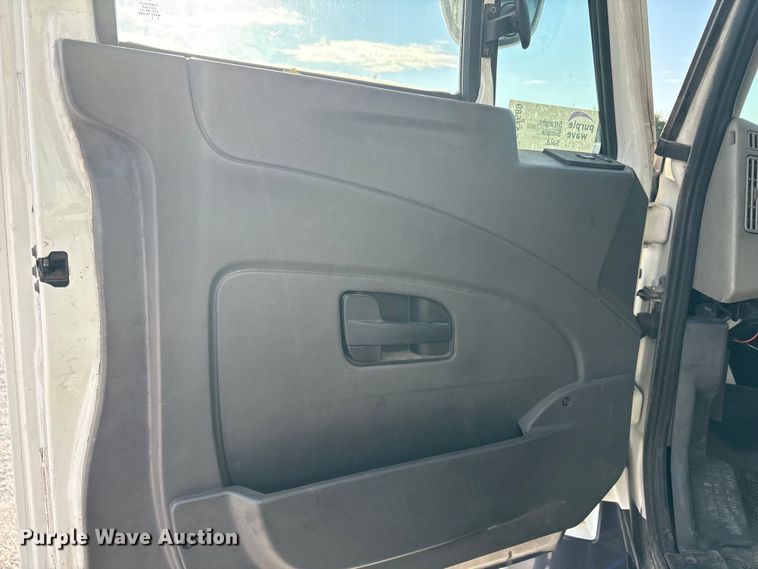 image for item EA7589 2013 Starcraft shuttle bus