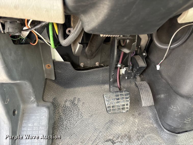 image for item EA7589 2013 Starcraft shuttle bus