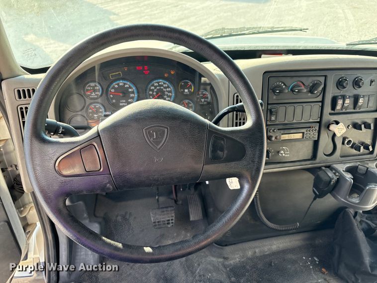 image for item EA7589 2013 Starcraft shuttle bus